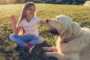 Köpek ile küçük şirin kız