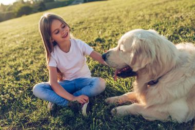Köpek ile küçük şirin kız