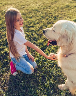 Köpek ile küçük şirin kız