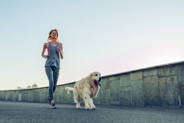 kadın ile köpek koşma