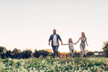 Dışarıda mutlu bir aile