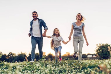 Dışarıda mutlu bir aile