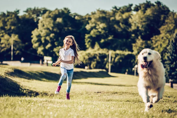 Menina bonito com cão — Fotografia de Stock
