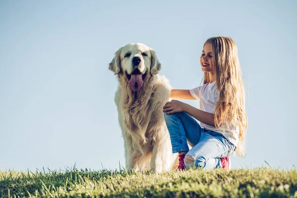 Schattig meisje met hond — Stockfoto