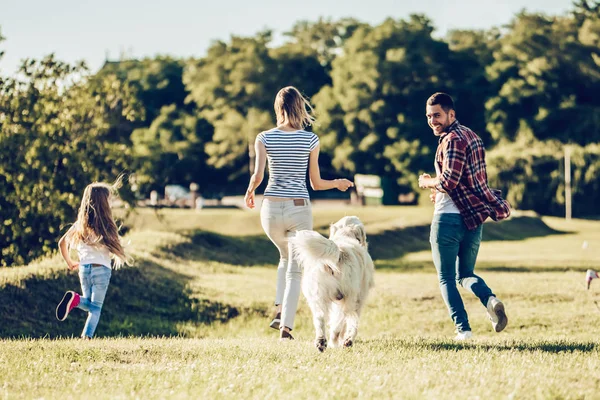 Familia feliz con perro —  Fotos de Stock