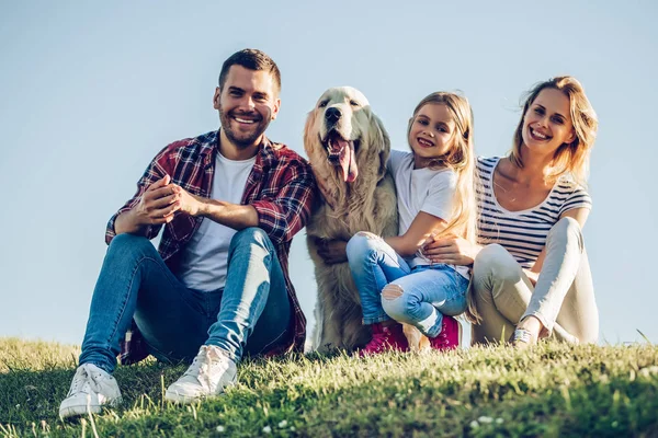 Famille heureuse avec chien — Photo