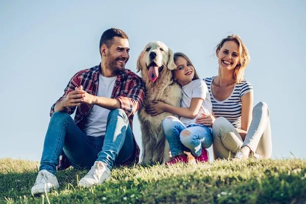 Šťastná rodina se psem — Stock fotografie