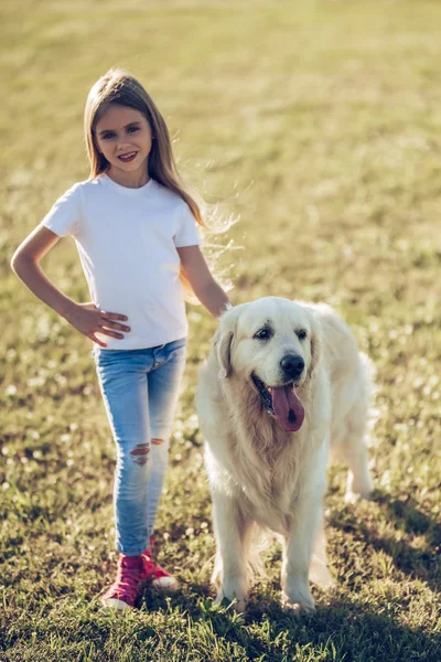 Köpek ile küçük şirin kız