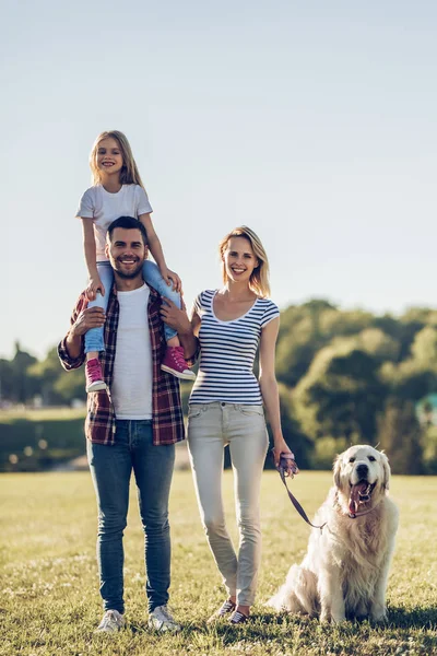 Famille heureuse avec chien — Photo