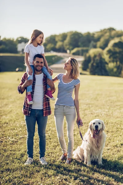 Famille heureuse avec chien — Photo