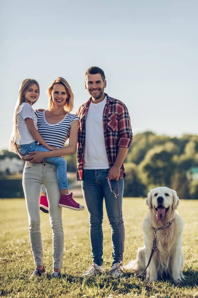 Gelukkig gezin met hond — Stockfoto