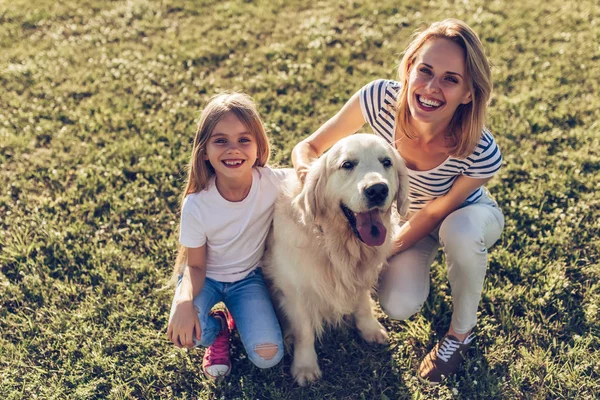 Familia feliz con perro —  Fotos de Stock