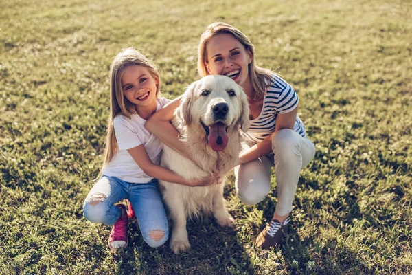 개가 있는 행복 한 가족 — 스톡 사진