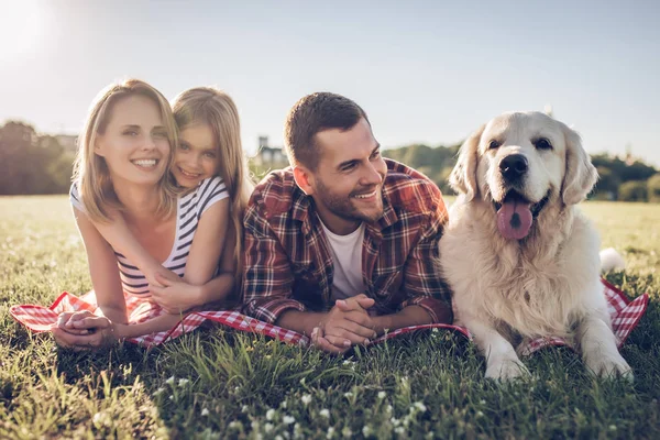 Família feliz com cão — Fotografia de Stock