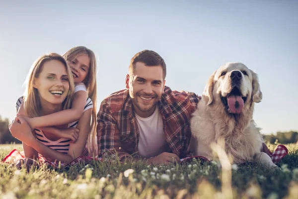 Gelukkig gezin met hond — Stockfoto