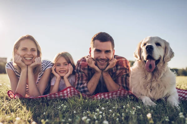 Familia feliz con perro —  Fotos de Stock