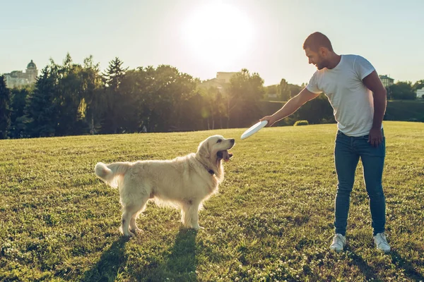 Homem com cão — Fotografia de Stock