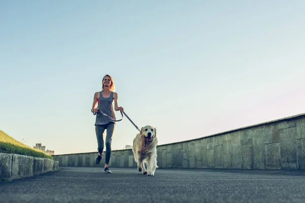 Mulher correndo com cão — Fotografia de Stock