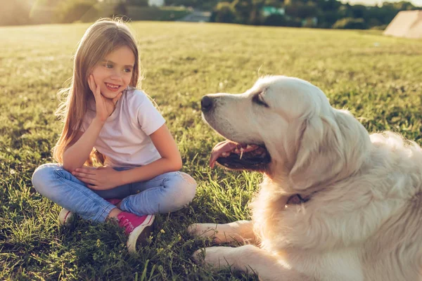 Köpek ile küçük şirin kız