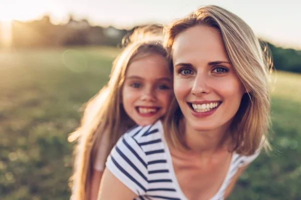 Mutter mit Tochter — Stockfoto