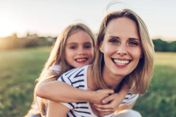 Mutter mit Tochter — Stockfoto