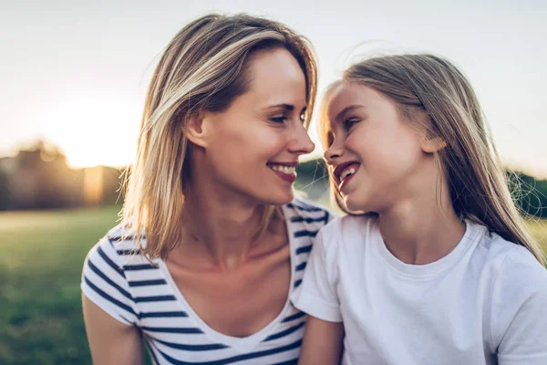 Mutter mit Tochter — Stockfoto