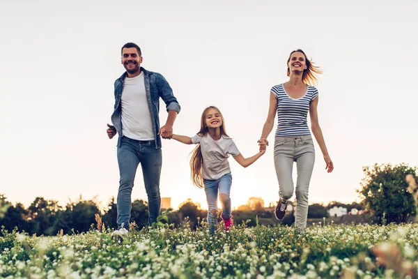 Gelukkig gezin buiten — Stockfoto