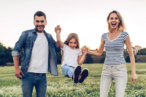 Famille heureuse en plein air — Photo