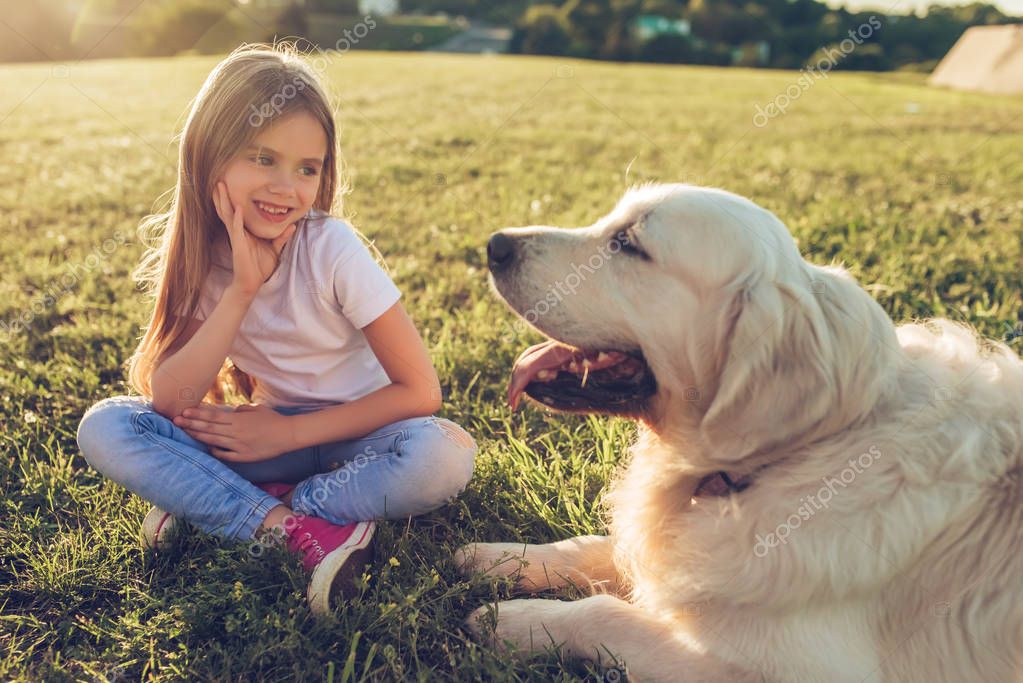 Kleine süße Mädchen mit Hund — Stockfoto © 165992416
