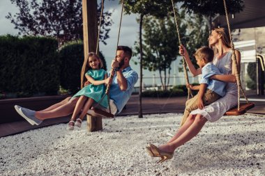 Aile salıncak üzerinde
