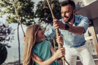 Baba ile kızı salıncak üzerinde