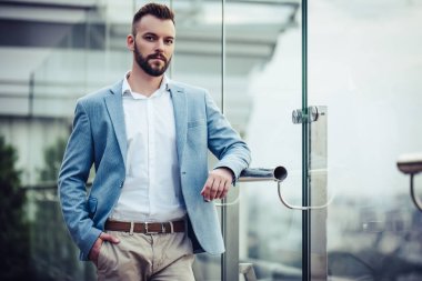 genç yakışıklı işadamı