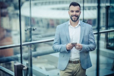 genç yakışıklı işadamı