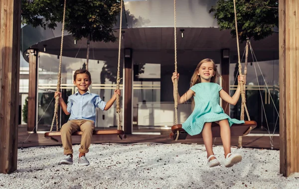 Fröhliche Kinder auf Schaukel — Stockfoto