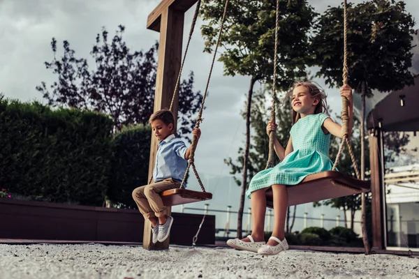 Salıncak üzerinde neşeli çocuklar