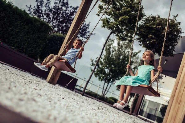 Salıncak üzerinde neşeli çocuklar