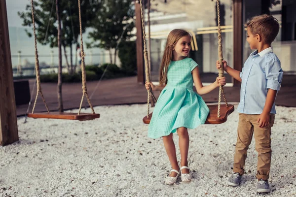 Glada barn på swing — Stockfoto