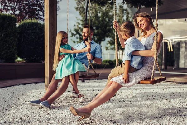 Familie auf Schaukel — Stockfoto