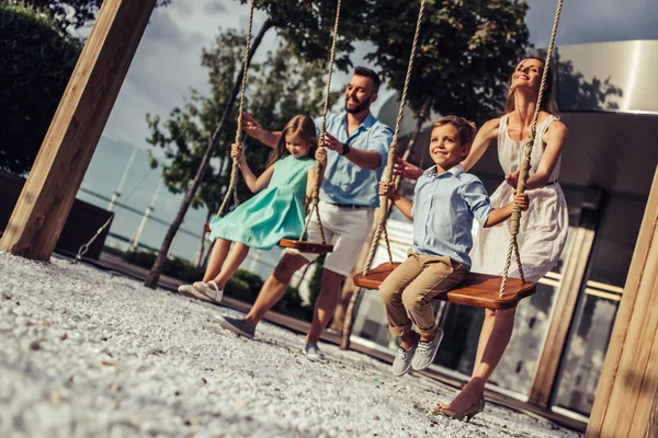 Aile salıncak üzerinde