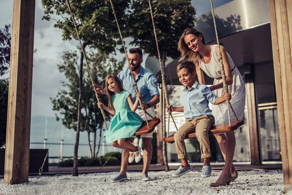 Familjen på swing — Stockfoto
