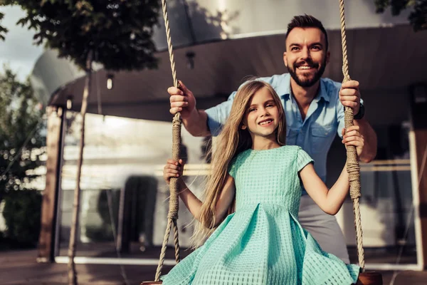 Papa mit Tochter auf Schaukel — Stockfoto