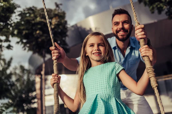 Pappa med dotter på swing — Stockfoto