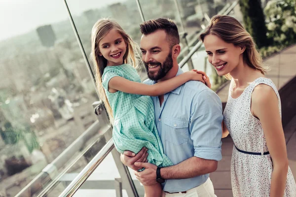 Familjen på terrassen — Stockfoto
