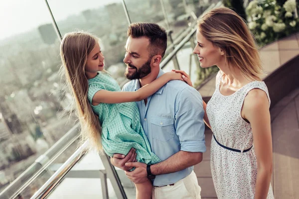 Familia en Terraza —  Fotos de Stock