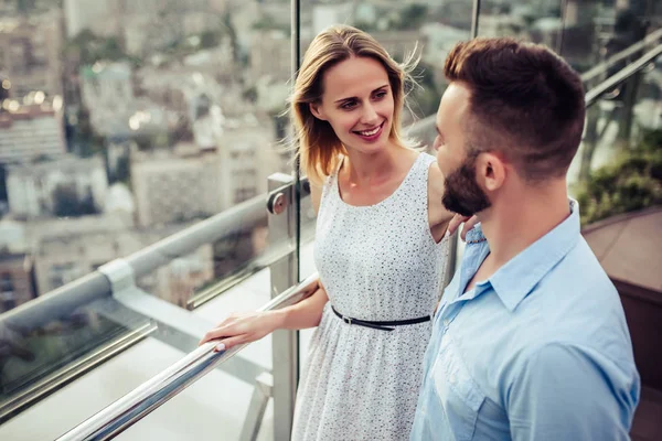 Pareja romántica en terraza — Foto de Stock