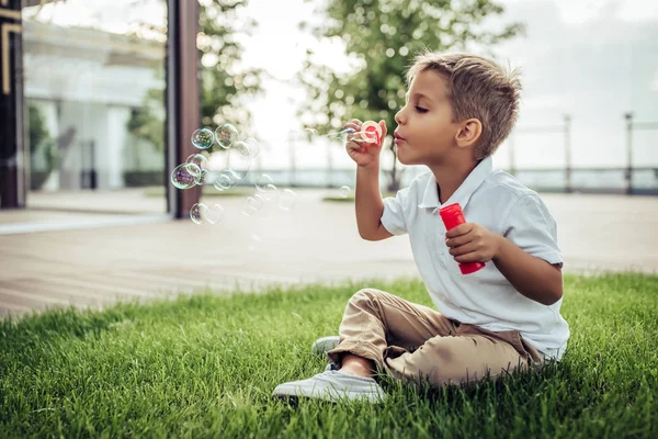 Kleiner Junge auf grünem Gras — Stockfoto