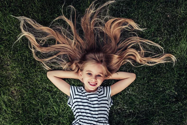 niño en hierba verdeYeşil çimenlerin üzerinde küçük çocuk