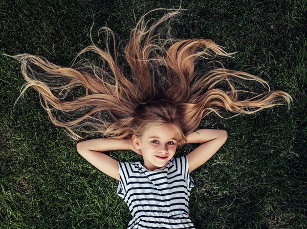 niño en hierba verdeYeşil çimenlerin üzerinde küçük çocuk