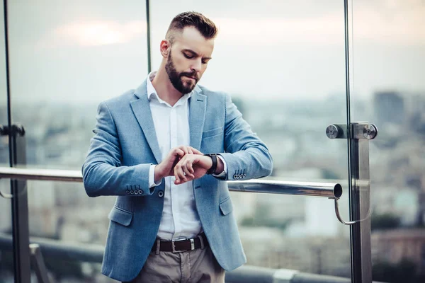 genç yakışıklı işadamı