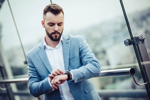 genç yakışıklı işadamı